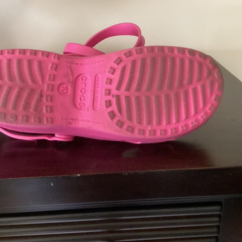 🔹pink crocks, flower is removable. Super comfortable water resistant crocks!! - Picture 4 of 7